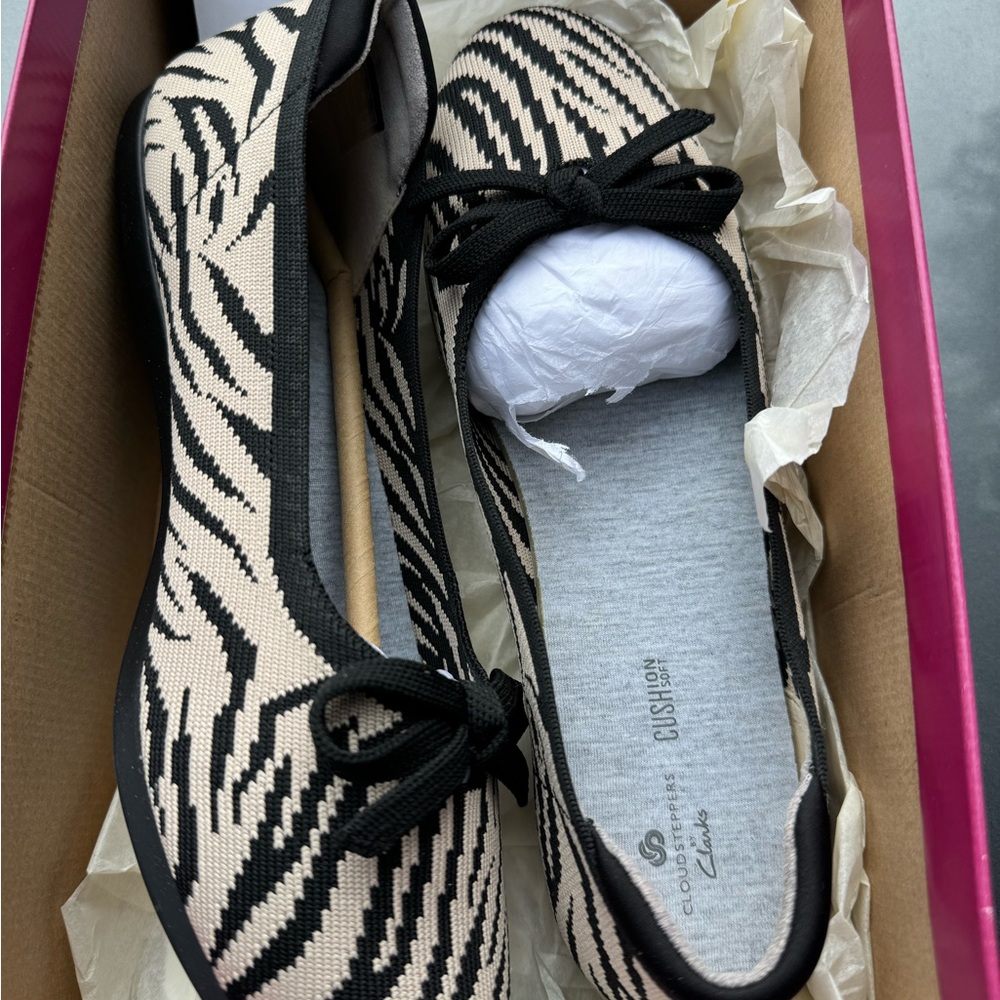 New clouds Tempers by Clarks sz 8 Carly Hope Black sand print